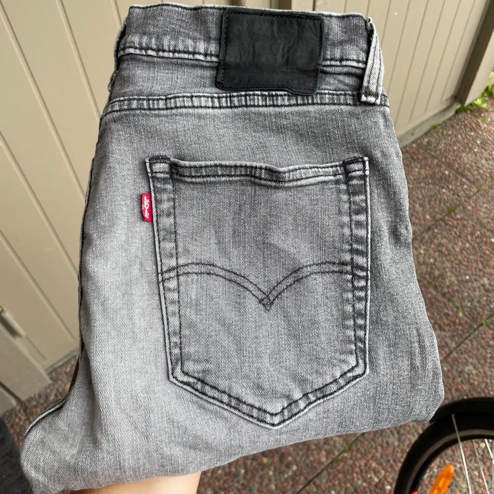 Säljer dessa snygga Levis jeans!  Dom är Slim och storleken är 33/32 Hör av dig för fler bilder eller annat!  Mvh oss på GW 🌊☀️. Jeans & Byxor.