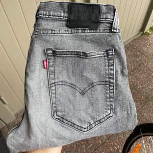 Säljer dessa snygga Levis jeans!  Dom är Slim och storleken är 33/32 Hör av dig för fler bilder eller annat!  Mvh oss på GW 🌊☀️