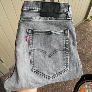 Levis Jeans  - Säljer dessa snygga Levis jeans!  Dom är Slim och storleken är 33/32 Hör av dig för fler bilder eller annat!  Mvh oss på GW 🌊☀️