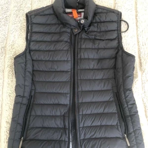 Snygg parajumpers väst! - En snygg och bra kvalite parajumpers väst. Passar bra till våren och hösten, och sitter bra. I storlek s. Använd få gånger, finns små tecken för användning. Det mest synliga märket är vid insidan av jackan (Sista bilden) Og pris är 3800 i shoppen! ❤️🤟🏼