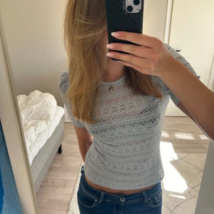 Ljusblå spetströja - Spets t-shirt i magisk blå färg från vila! köpt på salt förra sommaren till skolavslutningen och bara använd 2 gånger så i princip nyskick💞💞