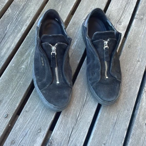 Axel Arigato Clean 90 Zip  - Intressekoll! Bra skick, haft i ca 1 år, men inte använda på vintern. Ett kap enligt mig eftersom modellen inte säljs längre. Vad hade du kunnat ge för detta par?