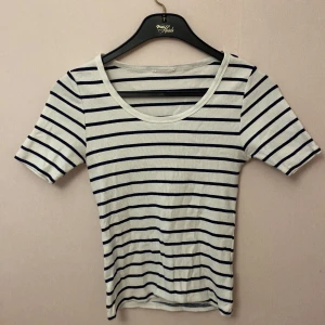 Randig T-shirt  - En randig ribbad tröja i ett stretchigt material! Endast använd några få gånger! Lapp är bortklippt men från zara.