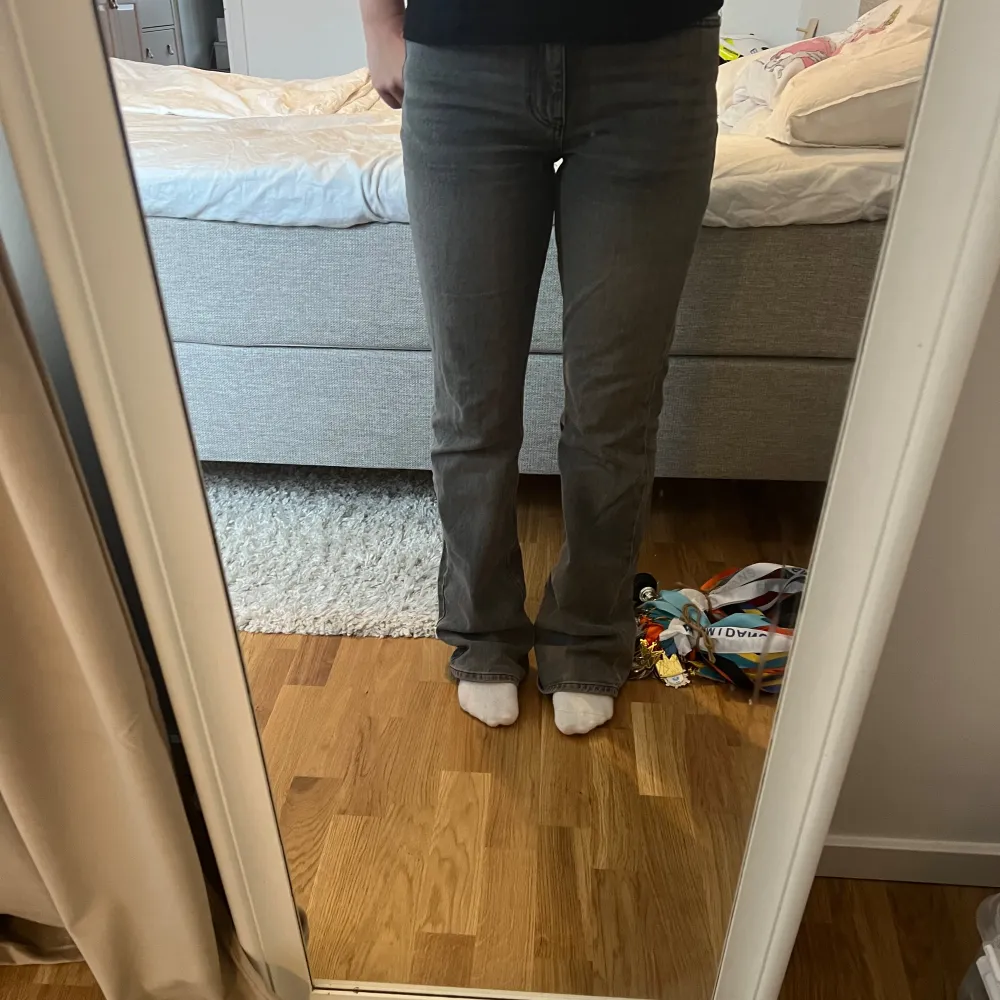 Säljer mina mid waist gråa perfect jeans från Ginatricot i storlek 36. Använt få gånger så dom är i bra skick.  Säljer pga att dom ej kommer till användning då det inte är min stil längre. Kan skicka fler bilder vid intresse🩷. Jeans & Byxor.