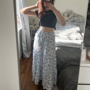 Långkjol - Aldrig använd! Jag är 169cm och denna är perfekt för mig i längden☺️