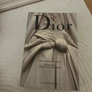 Dekorationslåda/bok Dior. 