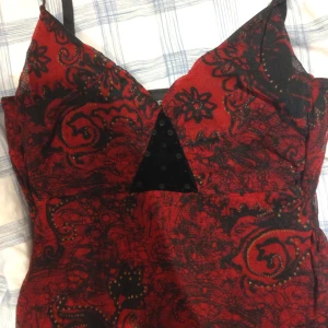 Gullig top - Rött långt linne