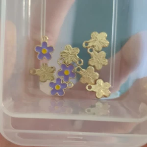 15 kr per par öronhängen  - Kolla gärna min andra annonser för mer information 15 kr per par här är berlocker man kan välja på frakt diskuteras privat