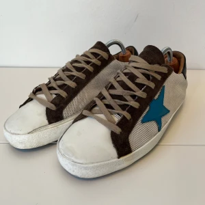 Golden Goose  - Sjukt snygga och mycket unika Skor från märket Golden goose. Skicket är oerhört bra, 9+/10. Storlek 41 men passar 42 bra. Hör gärna av er vid funderingar!