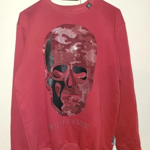 Säljer en röd Philipp plein tröja - Säljer en röd Philipp plein tröja i helt ny skick 