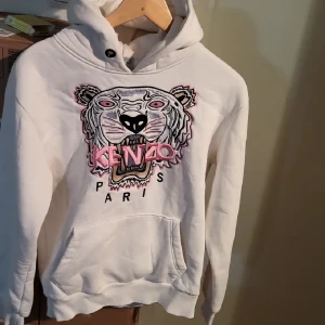 Säljer en vit Kenzo hoodie  - Säljer en vit Kenzo hoodie i helt ny skick. Storlek S och M 