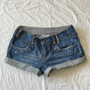 Jeansshorts  - Bra skick! Mått: midjemått rakt över 37 grenhöjd 21 längd 22cm💗