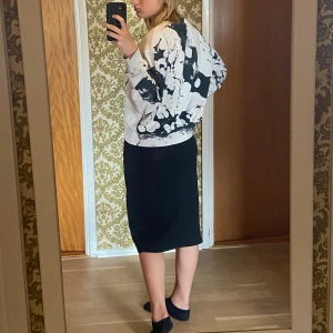 Smokey hoodie  - Vit hoodie med häftigt smokey mönster från Weekday✨