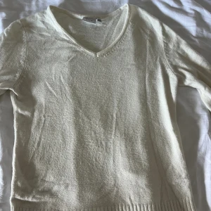 Vit stickad tröja - Säljer en jättefin vit, lite tunnare, stickad tröja som är supersnygg till sommar outfits 🤍Den är från Vila i storlek M