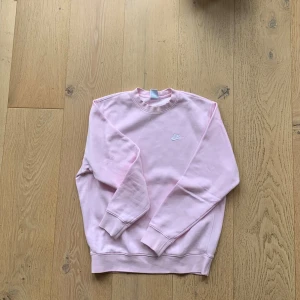 Nike Sweatshirt - Säljer nu en Nike Club sweatshirt i nyskick. I princip helt oanvänd. Hör gärna av dig vid frågor och funderingar.