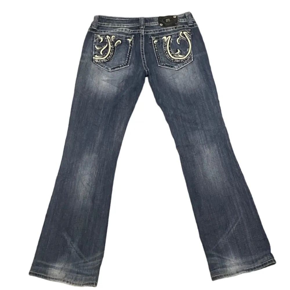 Ett par miss me jeans i storlek  31, midja 42, ytterbenslängd 105,innebenslängd 80, ben öppning 22.💍. Jeans & Byxor.