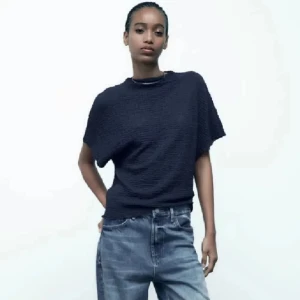 Zara topp - Säljer denna Jättefina topp från zara men tyvärr kommer inte till användning🤍