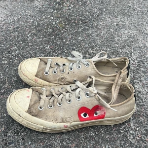 Cdg converse - Brutales slitna och sunkiga så om du vill tvätta dom elr nåt så kan d va smart o spränga!!!!
