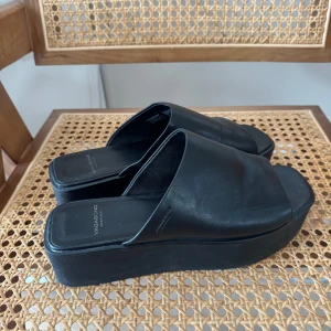 Vagabond platå sandaler - Sandaler med platå från Vagabond. Höjd på sulan ca 6-7 cm. Äkta läder. Lite creasing i lädret men annars i mycket bra skick!