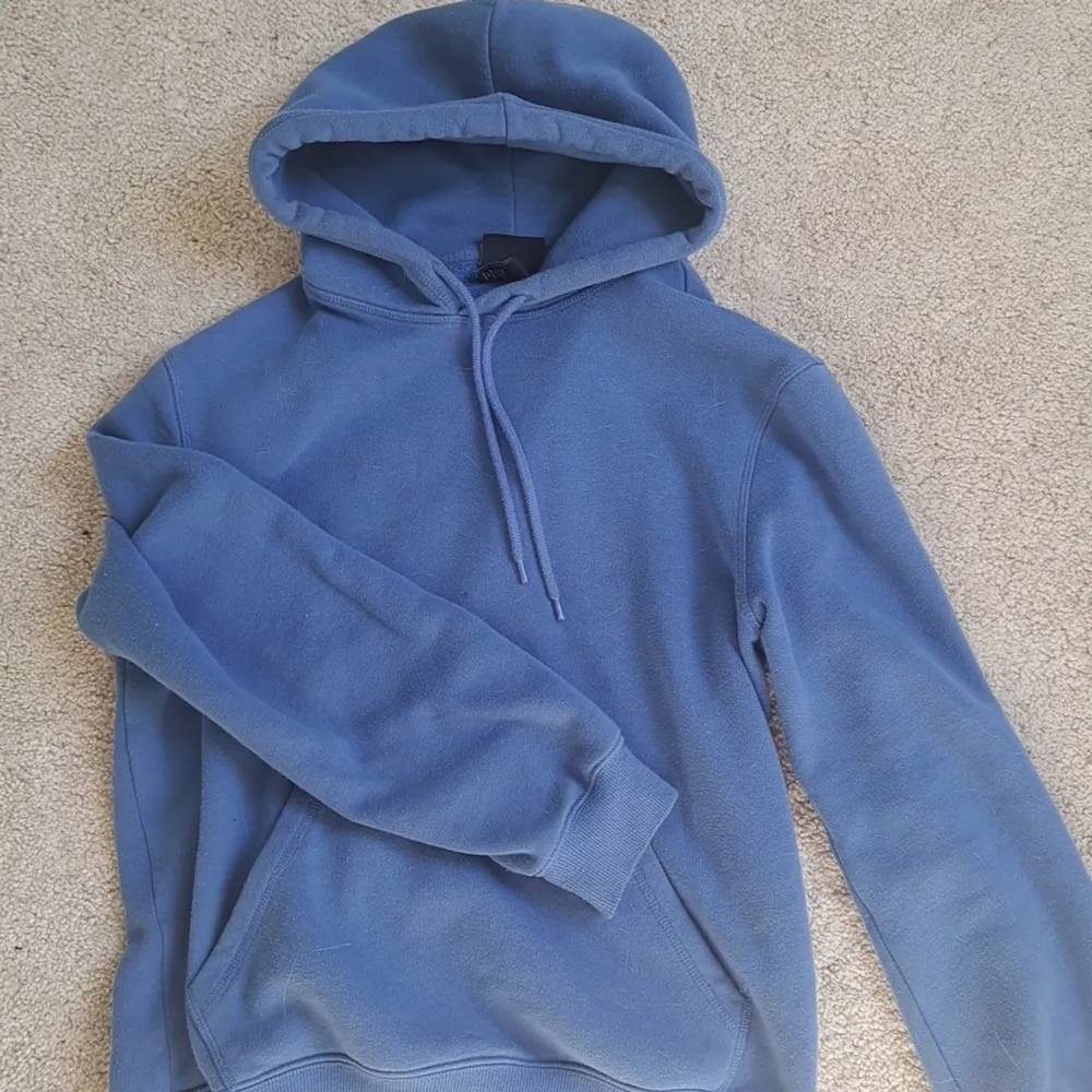 Säljer denna jätte fina och sköna hoodie från h&m💕 Perfekt att ha en sval sommar kväll! Den kommer tvättas innan jag postar den💓. Hoodies.