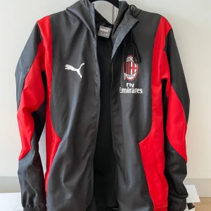 AC Milan ceremoni tröja - jag säljer min milan ceremoni tröja använd knappt skick 10/10