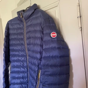 Colmar dunjacka Herr - Marinblå Dunjacka från Colmar med gul insida.  Strlk 50/L Nypris: 4000kr