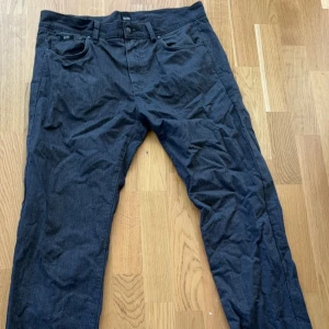 Hugo boss jeans - Nån blandning mellan jeans och chinos från Hugo boss. Bara skrynkliga för dom e nytvättade.