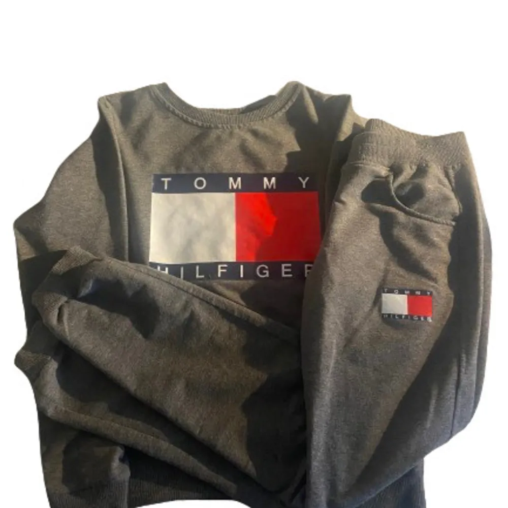 Upgrade your chill-out gear with this Tommy Hilfiger set. Comes with a comfy sweatshirt and matching pants. Super soft, stylish, and perfect for any casual day.  Condition: Good used condition. The logo has minor creases, barely noticeable unless yo. Tröjor & Koftor.