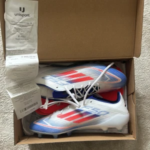 Helt nya adidas f50 - Jag säljer mina helt oanvända adidas f50 då dem inte passade. Har aldrig använts och är som helt nya. Nypris 2999kr