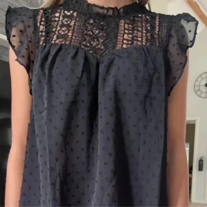 Svart blus - Säljer denna superfina blus som inte kommer till användning! Superskön och luftig och perfekt till alla outfits!! ☺️ Första bilden är lånad!