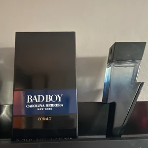 Carolina herrera bad boy cobalt parfym - Full, 50ml. Nypris runt 1000kr