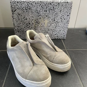 Eytys doja grå - Grå eytys doja i mocka. Strl 42. Använda men bra skick. Original låda ingår.