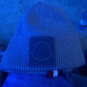 Moncler mössa använd 2 gånger - Bra skick passar folk mellan 10-16 åringar 