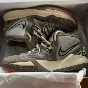 KYRIE//INFINITY - Hej! Säljer dessa basketskor då de är för små. Skorna har vissa defekter men de kommer av användning. Skriv vid frågor! OBS! HAR EJ SULOR!!