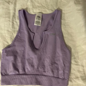 Ribbad tanktopp iciw - Ribbed define Seamless tanktop LAVENDER från märket icaniwill! Endast provad då storleken inte passade Nypris 399kr Storlek S