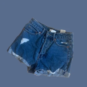 Jeansshorts  - Ett par jeansshorts som stängs med knappar från hm.