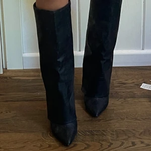 Svarta högklackar  - Svarta ormskinn klackar  Storlek 37,5 Klacken är ca 8 cm Köpta för 1200kr