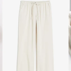 Linnebyxor  - Säljer dessa oanvända linnebyxor från Hm i strl S då de tyvärr var för korta på mig  Skriv görna om ni är intresserade eller vill ha fler bilder 💕