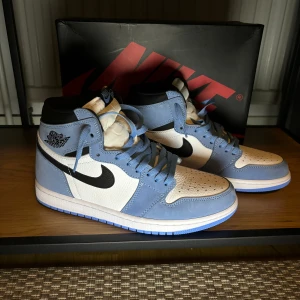 Jordan 1 High - Fick dessa av en vän för att det var för små för han. Det är inte använda, det har bara legat i min garderob. Vet ej vart han fick tag på dem men priset kan diskuteras. Extra snören får man med också.