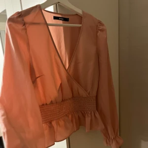 Blus  - Ny skick! Från bik bok.