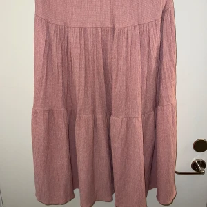 Lång kjol - Jätte fin kjol som jag tyvärr inte vet vart den kommer ifrån då de inte finns någon lapp, men som inte kommer till användning tyvärr💕