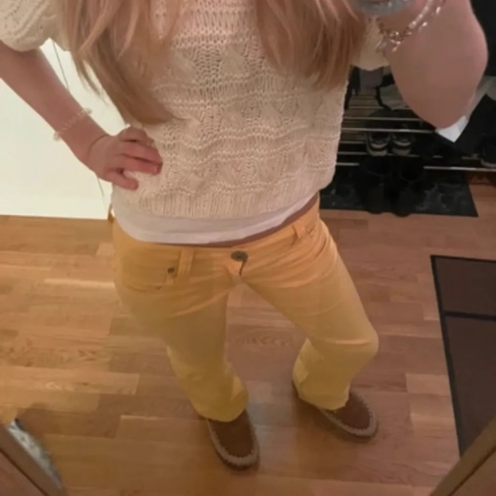 Säljer dessa Lågmidjade gula coola jeansen. Har ingen bild på tyvärr då dem inte passade mig (sista bilden är lånad av tjejen jag köpte dem av).  Midjemått- ca 38cm Innerbenslängd- ca 78cm. Jeans & Byxor.