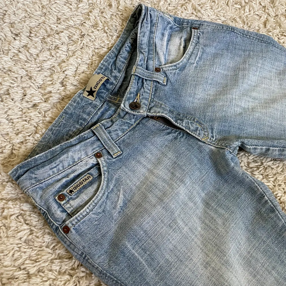 Jeans från Bigstar i snygg ljusblå wash, lågmidjad och bootcut modell. ❤️ Midja rakt över: 36cm, innerben: 74cm. Jag är 167cm. Om fler mått önskas är det bara att skriva. 🫶 Perfekt skick, endast minimal slitning vid hälarna. 😍 Säljer fler  jeans! ❤️. Jeans & Byxor.