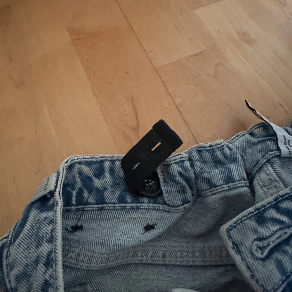 W 26 L 32 med insydda resår så man kan dra åt om man vill minska glapp vid ryggen/midjan använda ett fåtal gånger så i superfint skick! Skulle motsvara S och är 167 och passar perfekt!. Farkut & Housut.