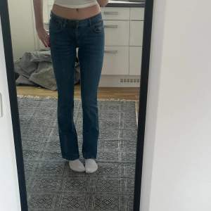 Jätte fina jeans som är från zara som inte längre säljs, säljer då jag inte får någon användning för dom☺️ passar mig i längden som är 173