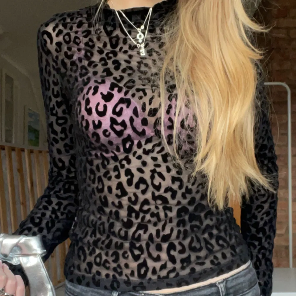 Säljer denna leopard tröjan 🙏🏻super snyggg och skön💕köpt secondhand så vet tyvärr inte märke . Toppar.