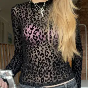 Säljer denna leopard tröjan 🙏🏻super snyggg och skön💕köpt secondhand så vet tyvärr inte märke 