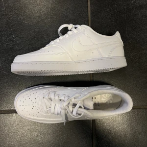 Nike Court Vision Low - Helt nya nike court vision sneakers. Storlek: 43.