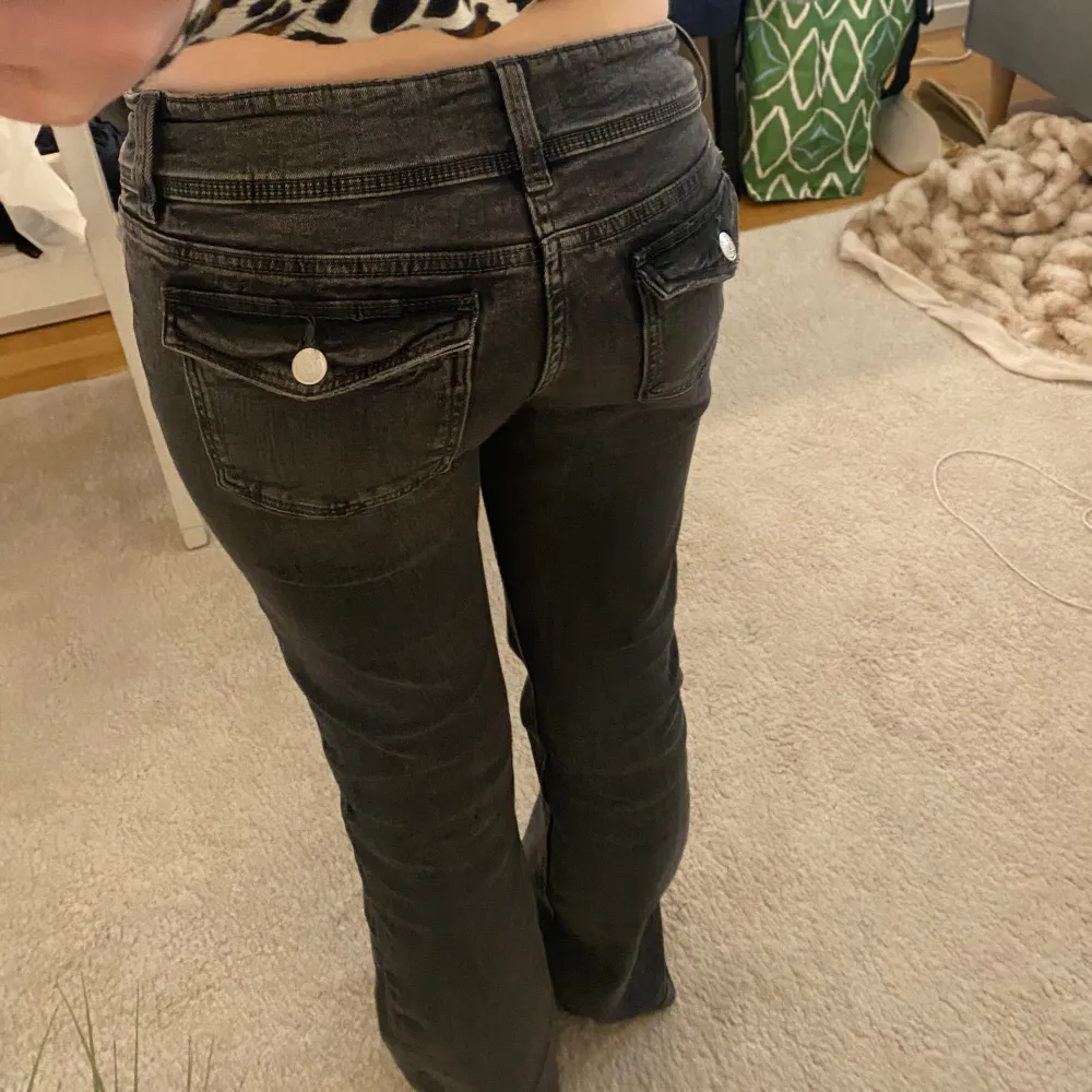 Intressekoll!! Mörkgråa jeans i storlek 158/164. Är runt 160cm lång 🥰. Jeans & Byxor.
