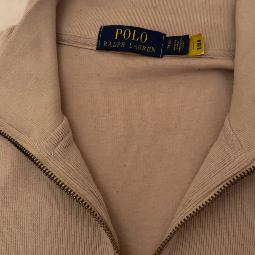 Tja! Säljer den här skit snygga tröjan från Polo, perfekt för sommarn. Pris kan diskuteras vid snabb affär!. Tröjor & Koftor.